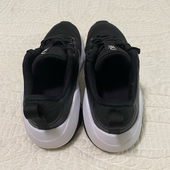 Nike Black and White Athletic Shoes - Picture 4 of 7